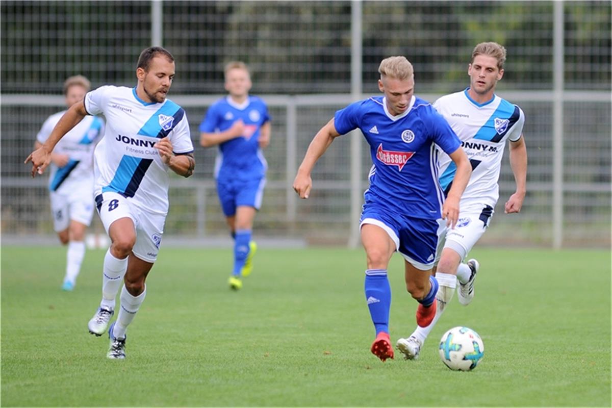 Lars Jaeger (VfL Sindelfingen #10) gegen Mario Di Biccari (FSV 08 Bissingen #8) ...