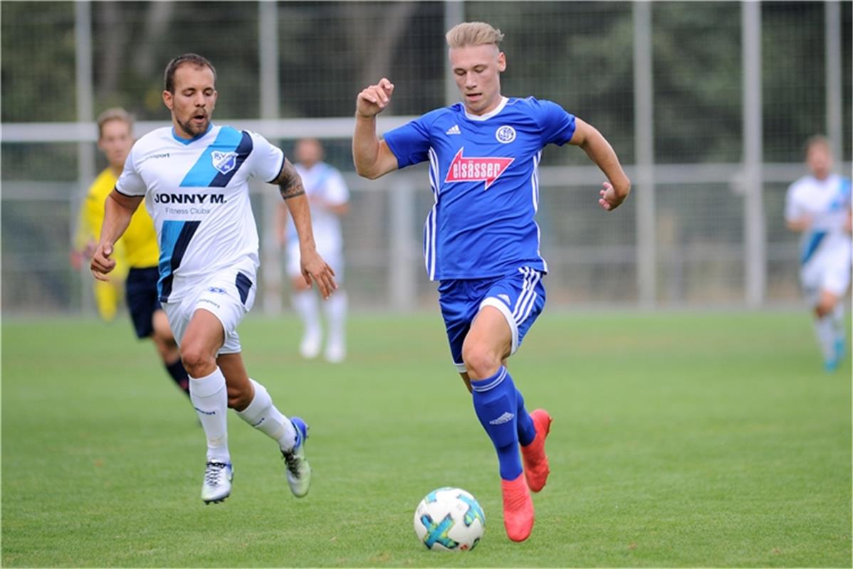 Lars Jaeger (VfL Sindelfingen #10) gegen Mario Di Biccari (FSV 08 Bissingen #8) ...