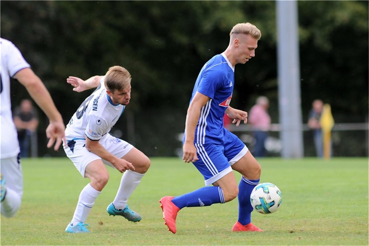 Lars Jaeger (VfL Sindelfingen #10) gegen Oskar Schmiedel (FSV 08 Bissingen #18) ...