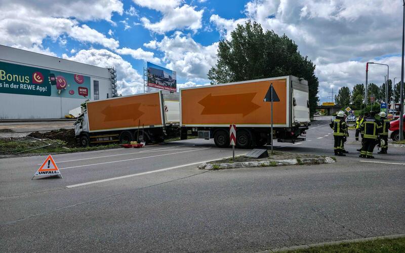 Lastwagen streift in Bondorf Baum und fährt in Rewe-Baugrube