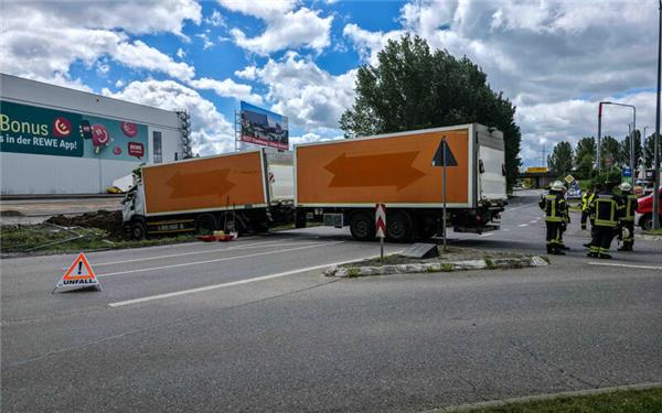 Lastwagen streift in Bondorf Baum und fährt in Rewe-Baugrube