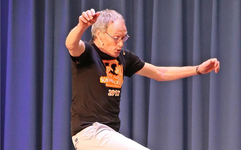 Lauft doch, wie ihr wollt: Olympia-Goldmedaillen-Gewinner Dieter Baumann hat auf dem Laufband in der Kuppinger Halle auch den Hopserlauf in petto. GB-Foto: Kienle