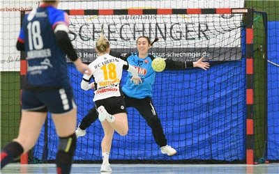 Laura Waldmaier (SG H2Ku Herrenberg Kuties #12) im Tor gegen Benitta Quattlender (TG Nuertingen #18) Kuties Herrenberg vs. TG NuertingenHandball, HBF,  8.Ligaspiel, Saison 2021/2022 , 06.11.2021Foto: Eibner/Tobias Baur
