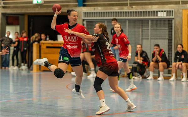 Laureen Kappus (SG H2Ku Herrenberg, hier im Duell mit Linda Barthle von der HSG Bargau/Bettringen) stemmt sich gegen die Niederlage.GB-Foto: Eibner/Max Vogel