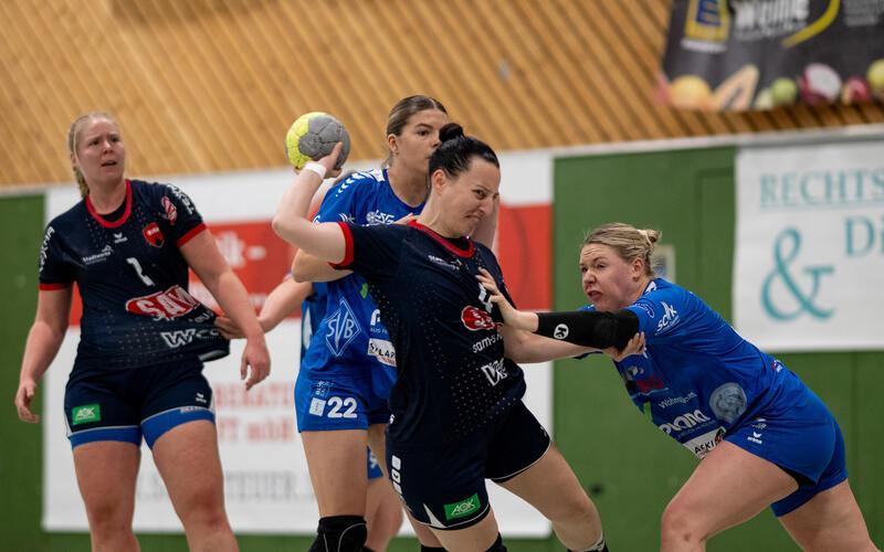 Laureen Kappus (am Ball): Die Zweikampfstärke dürfte beim Gastspiel in Böblingen eine große Rolle spielen. GB-Foto: Eibner/Ulmer