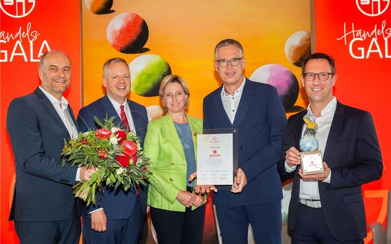 Lauter Strahlende Gesichter gab es bei der Übergabe des „S-Handelspreises 2025“ (von links): Hermann Hutter (Präsident des Handelsverbands Baden-Württemberg), Dr. Matthias Neth (Sparkassenpräsident), Dr. Nicole Hoffmeister-Kraut (Wirtschaftsministerin), Christian Klemp und Steffen Mächtle (beide Geschäftsführer Modehaus Zinser). GB-Foto: Ines Rudel