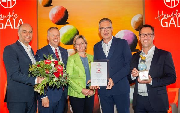 Lauter Strahlende Gesichter gab es bei der Übergabe des „S-Handelspreises 2025“ (von links): Hermann Hutter (Präsident des Handelsverbands Baden-Württemberg), Dr. Matthias Neth (Sparkassenpräsident), Dr. Nicole Hoffmeister-Kraut (Wirtschaftsministerin), Christian Klemp und Steffen Mächtle (beide Geschäftsführer Modehaus Zinser). GB-Foto: Ines Rudel