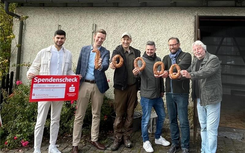 Lauter strahlende Gesichter bei der Scheckübergabe (von links): Halil Kocak, Patrick Wagner, Maximilian Harr (Vorsitzender des Backvereins Mötzingen), Sebastian Kessler (Mitglied), Rainer Stefanek (Mitglied) und Jürgen Schulz (Beisitzer). GB-Foto: Gieseler
