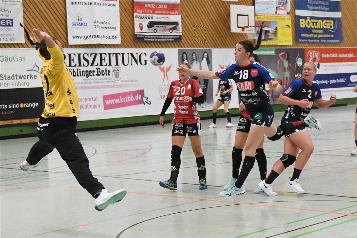 Lea Neubrander (#18, SG H2KU Herrenberg) bei einem Angriff, SG H2KU Herrenberg v...