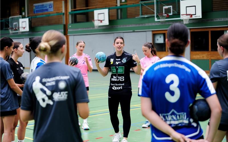 Lea Neubrander (Mitte) kommt gerne wieder ins Camp. GB-Foto: Photo5