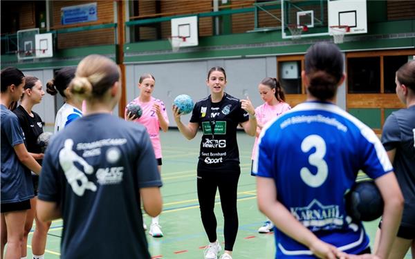 Lea Neubrander (Mitte) kommt gerne wieder ins Camp. GB-Foto: Photo5