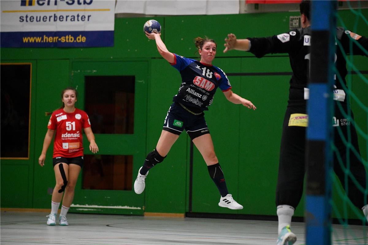 Lea Neubrander (SG H2KU Herrenberg) am Ball, HSG Freiburg Red Sparrows vs. SG H2...