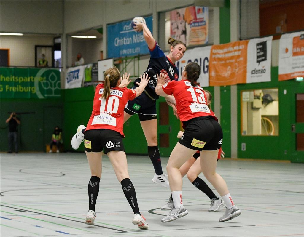 Lea Neubrander (SG H2KU Herrenberg) beim Wurf, HSG Freiburg Red Sparrows vs. SG ...