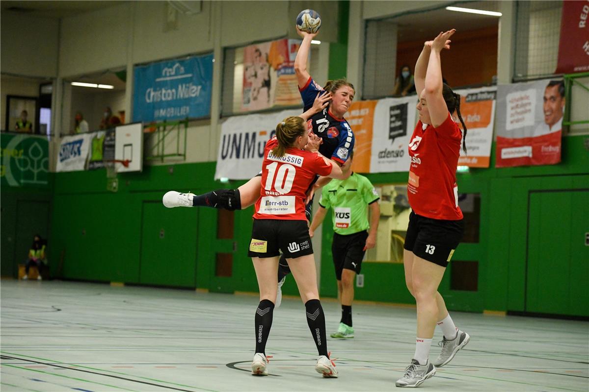 Lea Neubrander (SG H2KU Herrenberg) springt beim Wurf, HSG Freiburg Red Sparrows...