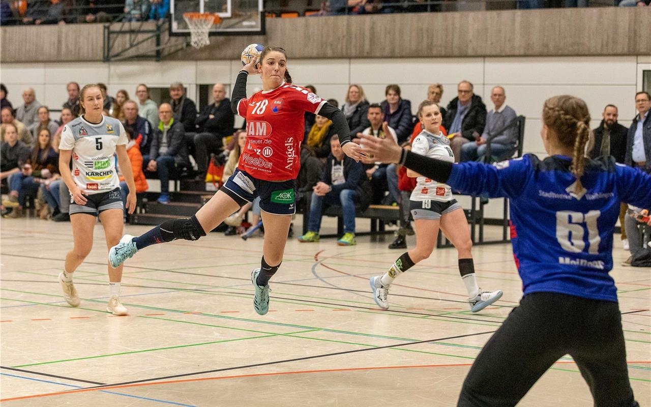 Lea Neubrander (SG H2Ku Herrenberg #18) gegen Celina Meissner (VfL Waiblingen #6...