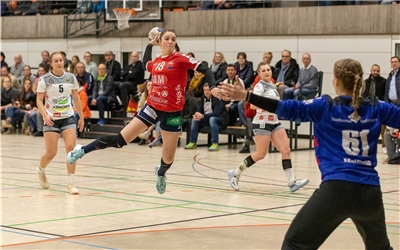 Lea Neubrander (SG H2Ku Herrenberg #18) gegen Celina Meissner (VfL Waiblingen #61) / VfL Waiblingen Tigers - SG H2Ku Herrenberg Kuties , Handball, 2.Bundesliga, Frauen, HBF, Saison 2019/2020, 24.01.2020, Foto: EIBNER/Dimitri Drofitsch