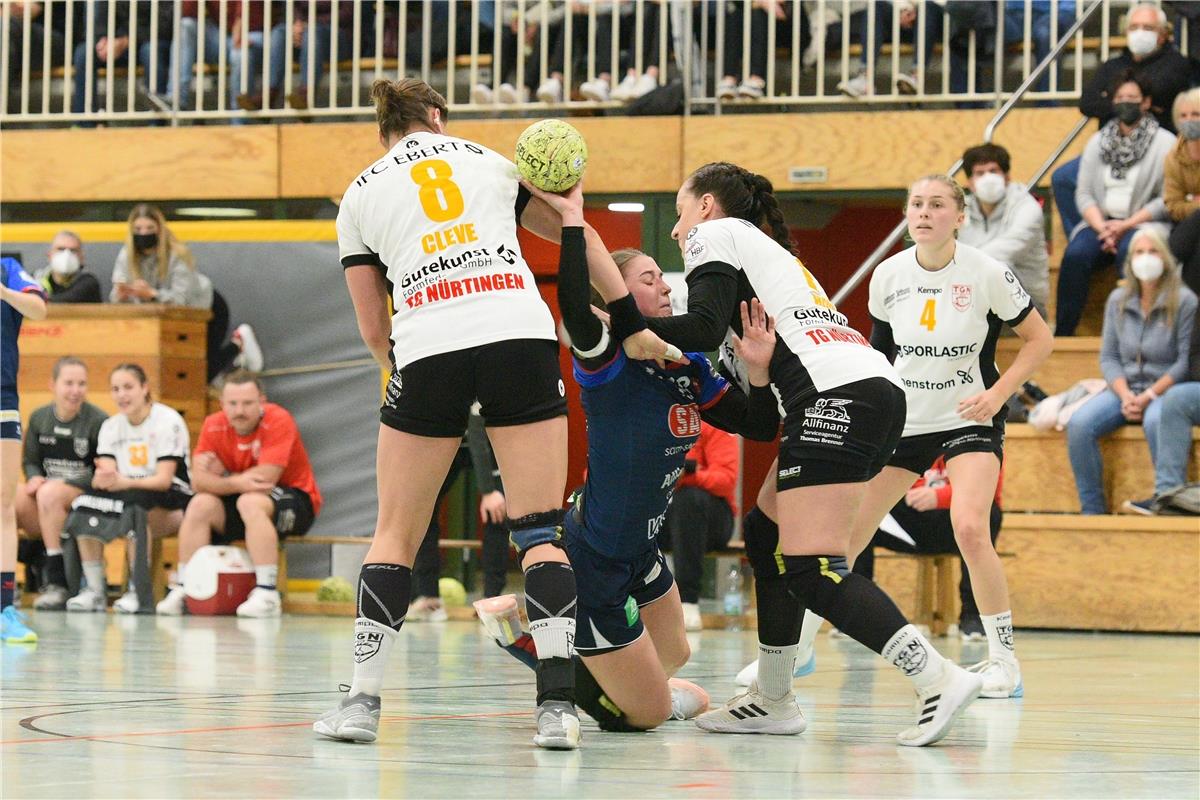 Lea Neubrander (SG H2Ku Herrenberg Kuties #18) gegen Delia Cleve (TG Nuertingen ...