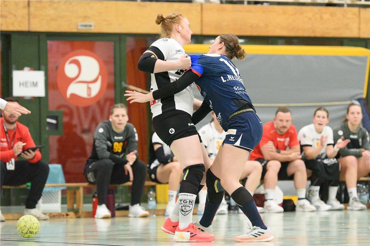 Lea Neubrander (SG H2Ku Herrenberg Kuties #18) gegen Kerstin Foth (TG Nuertingen...