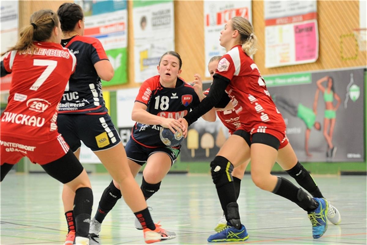 Lea Neubrander (SG H2Ku Herrenberg Kuties #18) gegen Petra Nagy (BSV Sachsen Zwi...