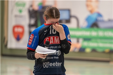 Lea Neubrander (SG H2Ku Herrenberg Kuties, #18) verabschiedet sich von den Fans und weint dabei. SG H2Ku Herrenberg Kuties vs. Kurpfalz Baeren, Handball, 2. Handball Bundesliga Frauen, Spieltag 30, Spielzeit 2022/2023, 27.05.2023,   Foto: EIBNER/Duddek