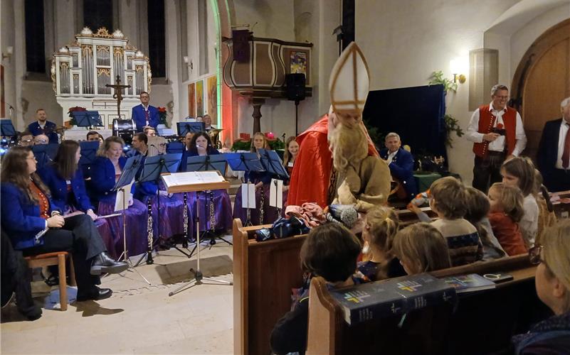 Lebendiger Adventskalender in Gültstein findet großen Anklang