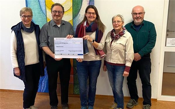 „Lebendiger Adventskalender“ spendet für „Urlaub ohne Koffer“