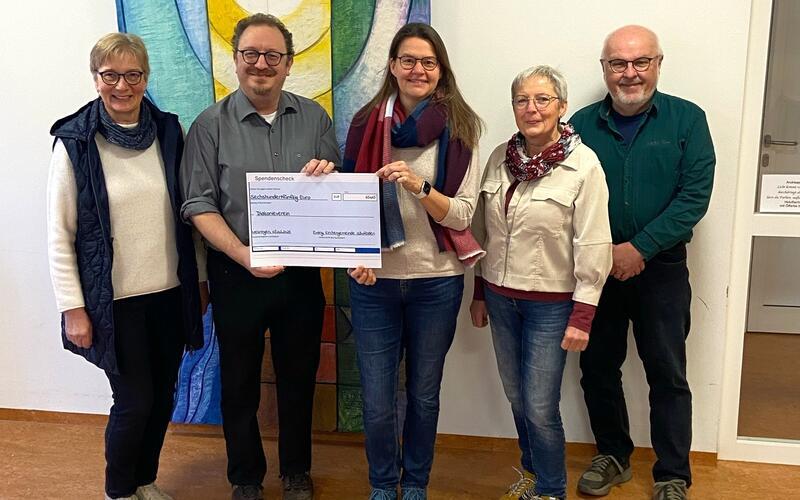 „Lebendiger Adventskalender“ spendet für „Urlaub ohne Koffer“