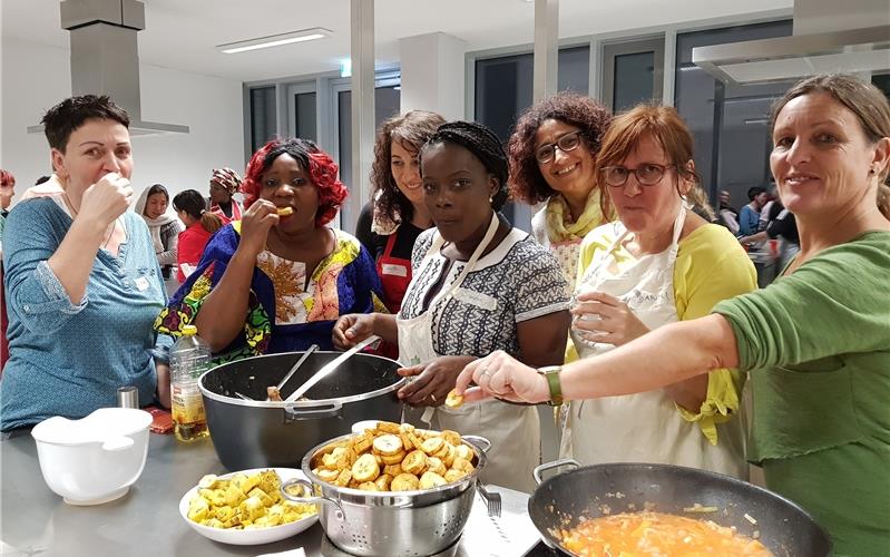 Lecker! Die Teilnehmer der ersten kulinarischen Etappe ließen es sich in der Gemeinschaftsschule in Nebringen schmecken GB-Foto: gb