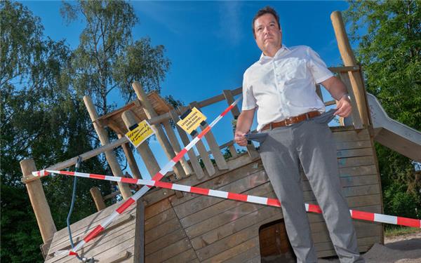 Leere Kassen, leere Hosentaschen: Bürgermeister Thomas Riesch steht vor dem (sinkenden) Schiff. GB-Foto: Vecsey