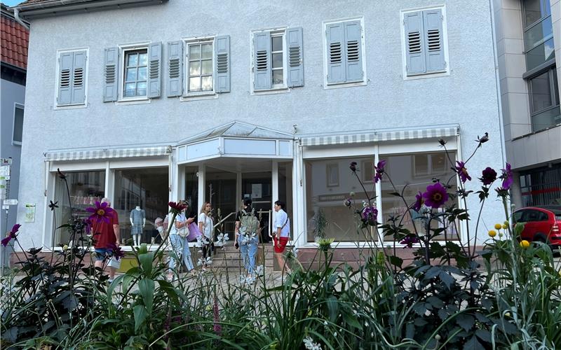 Leerstände in der Nagolder Innenstadt sind meist nicht von Dauer – nach dem Auszug der Reinigung Brenner wird in der Marktstraße ein Pop-up-Store mit neuen Ideen für frischen Wind sorgen. GB-Foto: Priestersbach