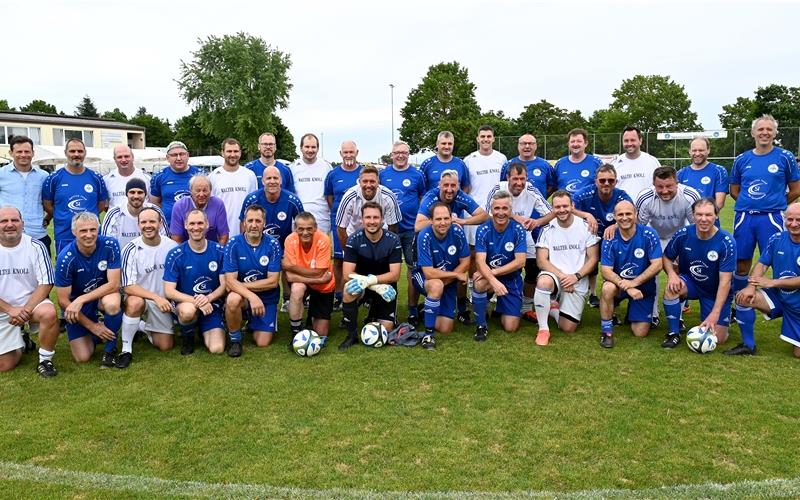 „Legendenspiel“ in Mötzingen: Team Weiß mit der jungen AH hatte bei ihrem 2:0-Sieg gegen die Älteren von Team Blau durchaus so seine Mühe.