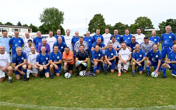 „Legendenspiel“ in Mötzingen: Team Weiß mit der jungen AH hatte bei ihrem 2:0-Sieg gegen die Älteren von Team Blau durchaus so seine Mühe.