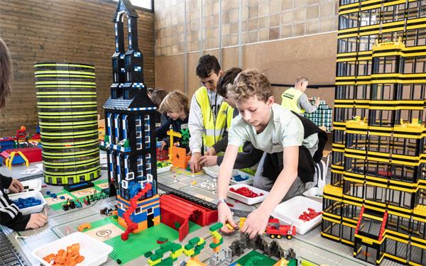 Lego-Tage: In der Grafenberghalle entsteht eine Stadt mit Stadium, Zoo, Rennstall, Schule und Zoo. GB-Foto: Schmidt
