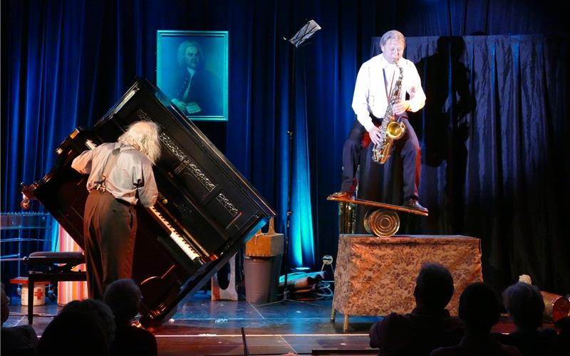 Legten sich ordentlich ins Zeug: Gogol & Mäx bei ihrem Auftritt im Mauerwerk. GB-Foto: gb