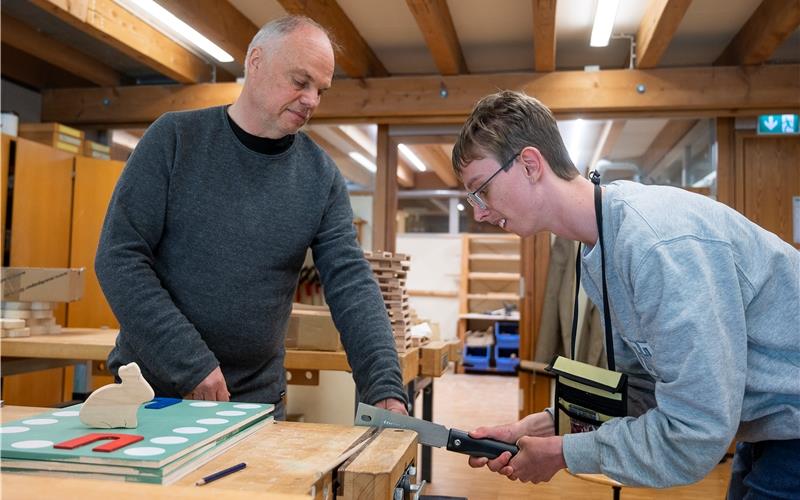 Lehrer Eberhard Roller leitet hier in der Berufsschulstufe den Schüler Felix Heine an. GB-Foto: Schmidt