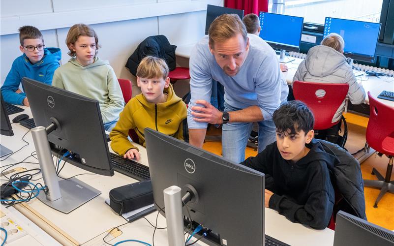 Lehrer Frieder Seibt, Leiter der Fachschaft Informatik am Andreae-Gymnasium, übt hier mit Sechstklässlern. GB-Foto: Vecsey