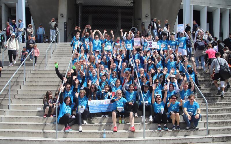 Leichtathletik – Unter dem Motto: „runforME/CFS – für Anerkennung, Forschung und Versorgung“ liefen 125 Läufer und Läuferinnen beim Stuttgart-Lauf am vergangenen Sonntag mit. Allein beim FunRun über fünf Kilometer waren es 80 Läufer. Ziel war es, Aufmerksamkeit auf die schwere Multisystemerkrankung zu lenken. ME/CFS wird meist durch Viren wie Corona, Influenza, EBV, aber auch durch andere Ursachen, ausgelöst. Kernmerkmal ist die Gesundheitsverschlechterung nach Überanstrengung, kurz PEM genannt (Post-Exertionelle Malaise). gb/GB-Foto