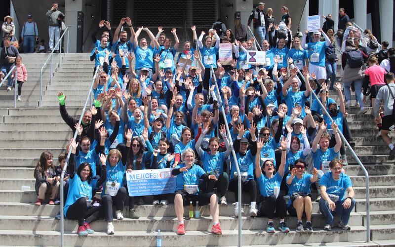 Leichtathletik – Unter dem Motto: „runforME/CFS – für Anerkennung, Forschung und Versorgung“ liefen 125 Läufer und Läuferinnen beim Stuttgart-Lauf am vergangenen Sonntag mit. Allein beim FunRun über fünf Kilometer waren es 80 Läufer. Ziel war es, Aufmerksamkeit auf die schwere Multisystemerkrankung zu lenken. ME/CFS wird meist durch Viren wie Corona, Influenza, EBV, aber auch durch andere Ursachen, ausgelöst. Kernmerkmal ist die Gesundheitsverschlechterung nach Überanstrengung, kurz PEM genannt (Post-Exertionelle Malaise). gb/GB-Foto