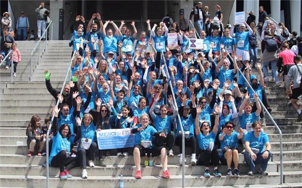 Leichtathletik – Unter dem Motto: „runforME/CFS – für Anerkennung, Forschung und Versorgung“ liefen 125 Läufer und Läuferinnen beim Stuttgart-Lauf am vergangenen Sonntag mit. Allein beim FunRun über fünf Kilometer waren es 80 Läufer. Ziel war es, Aufmerksamkeit auf die schwere Multisystemerkrankung zu lenken. ME/CFS wird meist durch Viren wie Corona, Influenza, EBV, aber auch durch andere Ursachen, ausgelöst. Kernmerkmal ist die Gesundheitsverschlechterung nach Überanstrengung, kurz PEM genannt (Post-Exertionelle Malaise). gb/GB-Foto