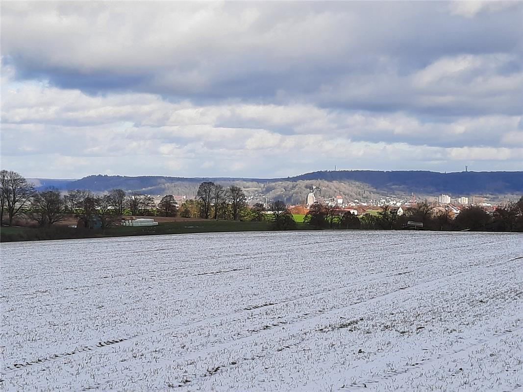 Leichte Schneedecke und Blick vom Panoramaweg beim Sindlinger Hof auf Herrenberg...