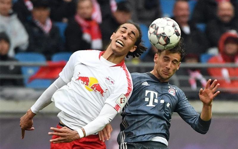 Leipzigs Yussuf Poulsen (l) im Kopfball-Duell mit Leon Goretzka vom FC Bayern. Foto: Hendrik Schmidt