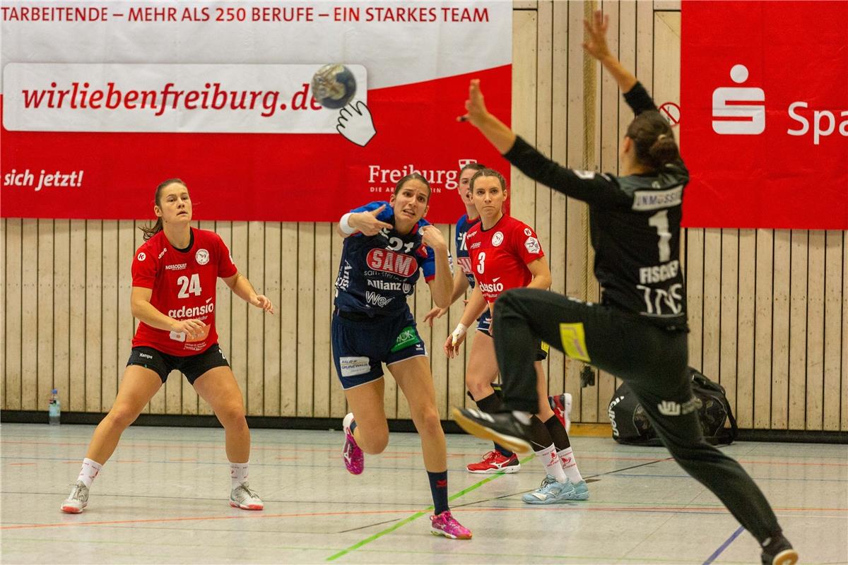 Leonie Hartl (HSG Freiburg #24), Sarka Marcikova (SG H2Ku Herrenberg #21) und Le...