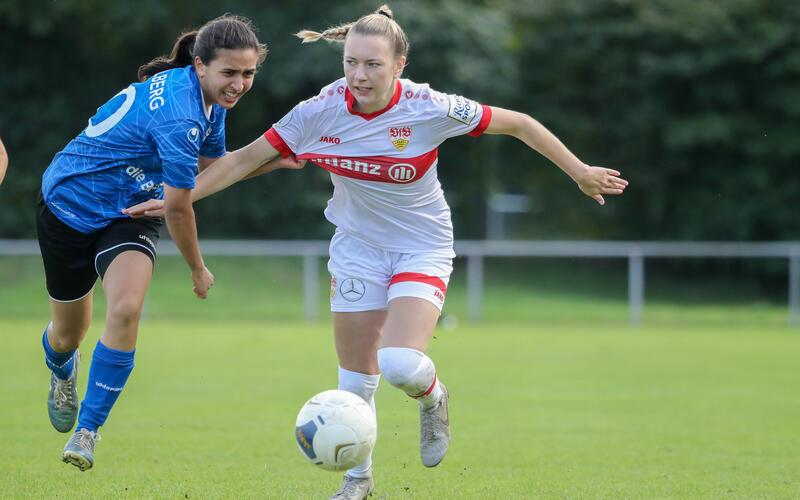 Leonie Kopp (rechts) trägt den roten Brustring ab sofort in der zweiten Mannschaft des VfB Stuttgart. GB-Foto: Treutner