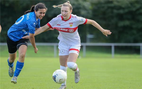 Leonie Kopp (rechts) trägt den roten Brustring ab sofort in der zweiten Mannschaft des VfB Stuttgart. GB-Foto: Treutner