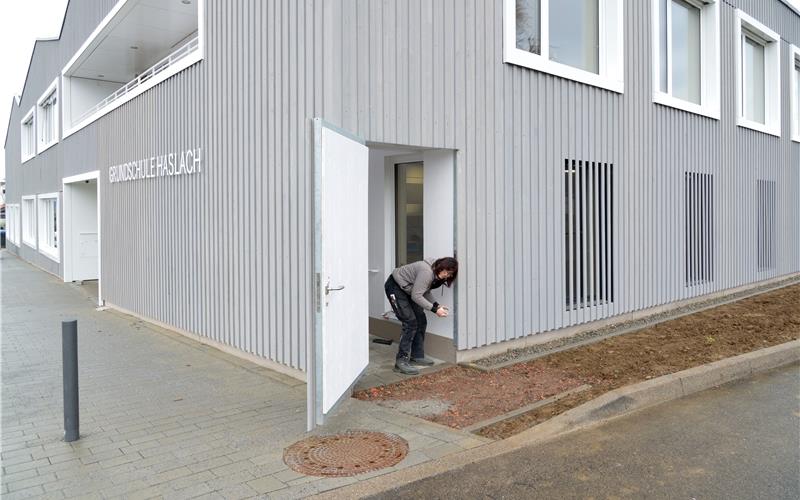 Haslacher beziehen bald die neue Schule Letzte Pinselstriche: Die neue Haslacher Grundschule geht im Januar an den Start GB-Foto: Holom