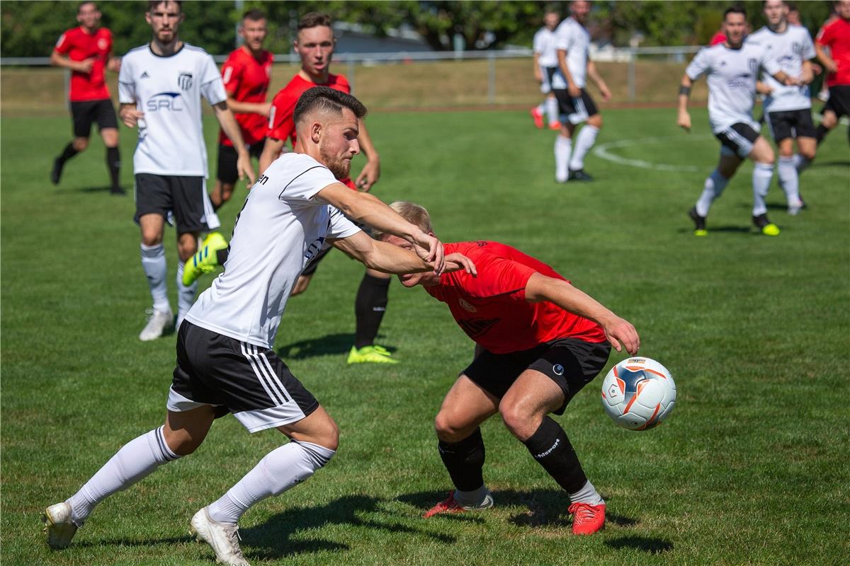 Leutrim Goxhuli (FC Gaertringen #17) gegen Maurice Merz (Spvgg Trossingen #19), ...