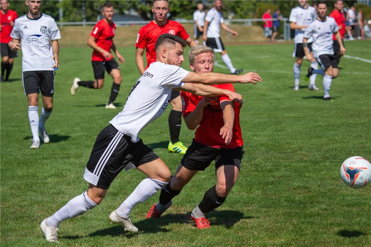 Leutrim Goxhuli (FC Gaertringen #17) gegen Maurice Merz (Spvgg Trossingen #19), ...