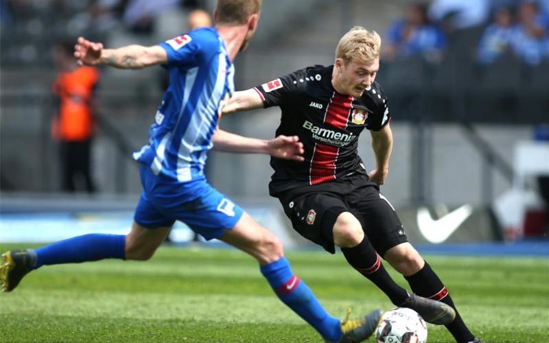 Leverkusens Julian Brandt (r) umkurvt Hertha-Profi Fabian Lustenberger. Foto: Andreas Gora