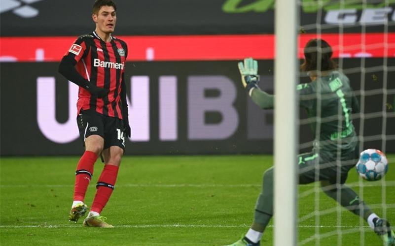 Leverkusens Patrik Schick (l) versucht gegen Mönchengladbachs Torwart Yann Sommer ein Tor zu erzielen. Foto: Federico Gambarini/dpa