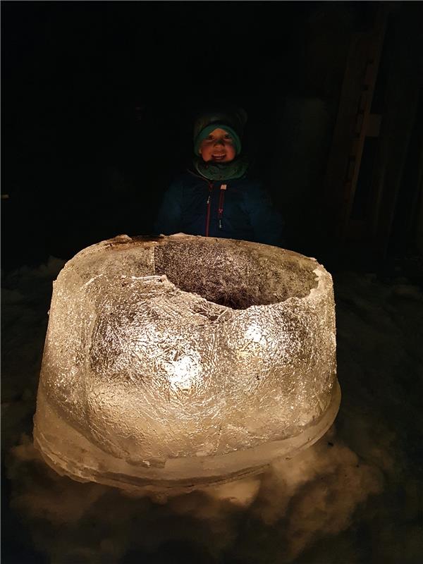 Lian (7) hat eine riesengroße Eislaterne mit 60 Zentimter Durchmesser aus dem Wa...